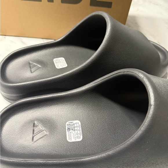 Yeezy Slide Onyx 12 main image 5